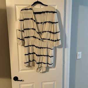 Quarter sleeve, marble striped, romper. Size L. White with black/blue stripes.